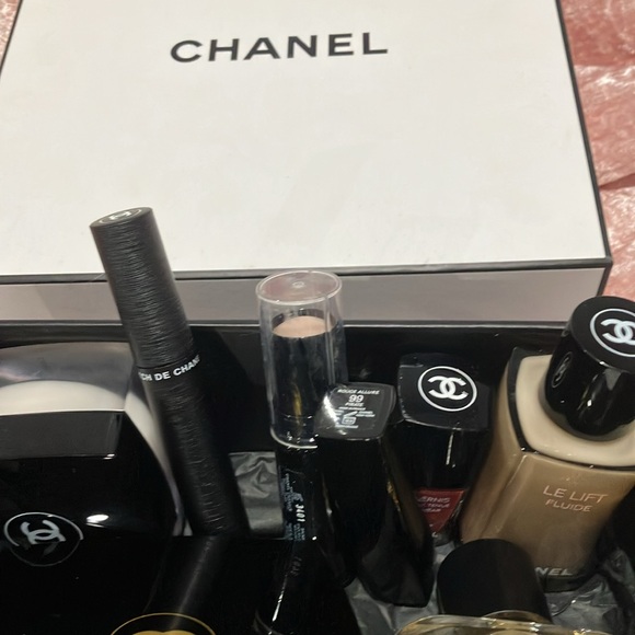 CHANEL Gold Bronzer & Contour Makeup - Picture 8 of 12